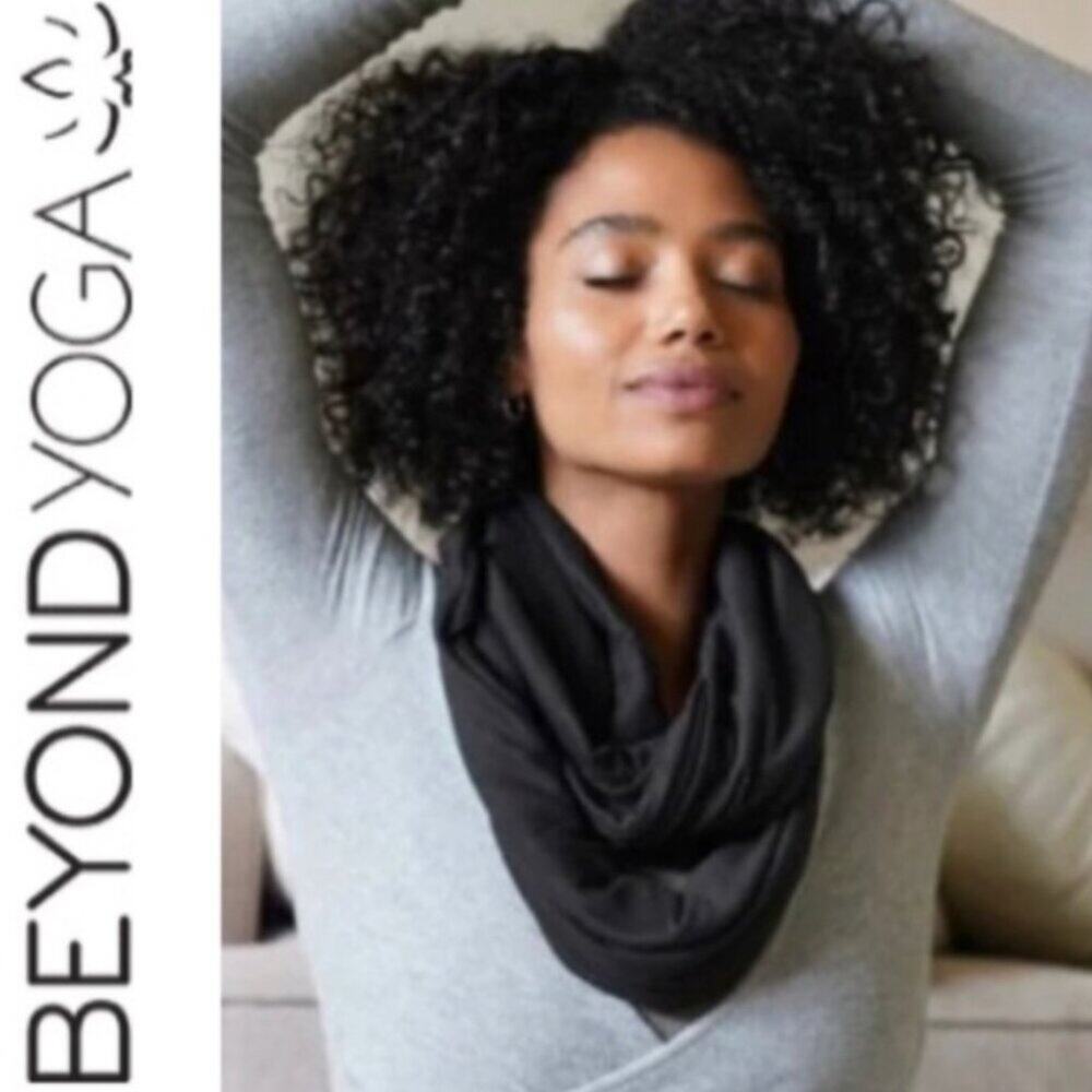 Beyond Yoga Women's Pocket Infinity Scarf Black One Size